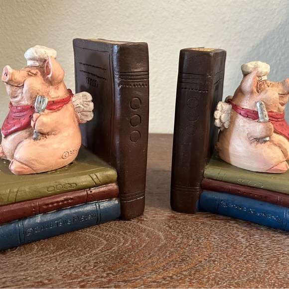When Pigs Fly! Adorable Pig Book Ends - Picture 2 of 6